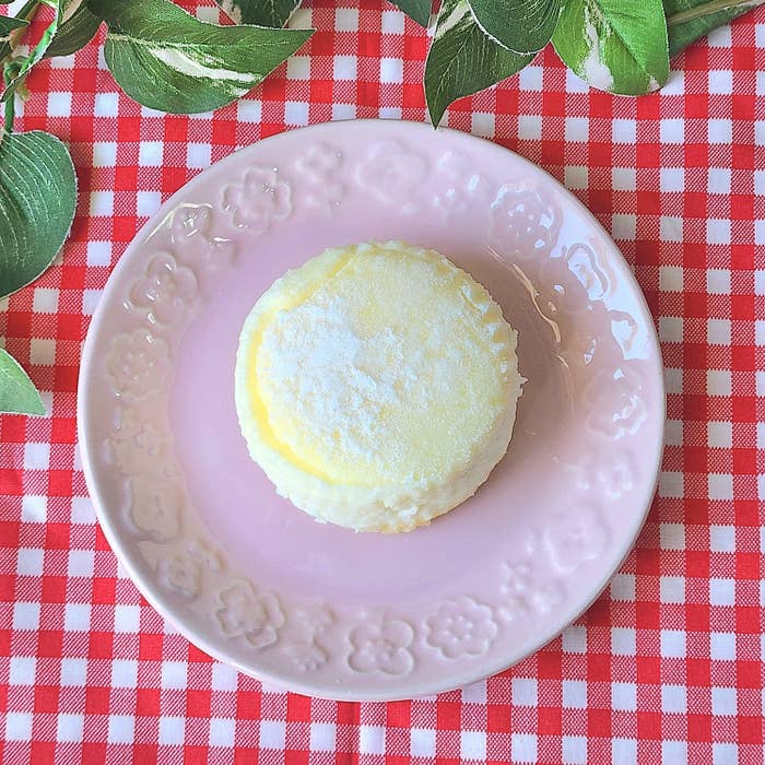 LAWSON(ローソン)のおすすめスイーツ「白いスフレチーズケーキ」