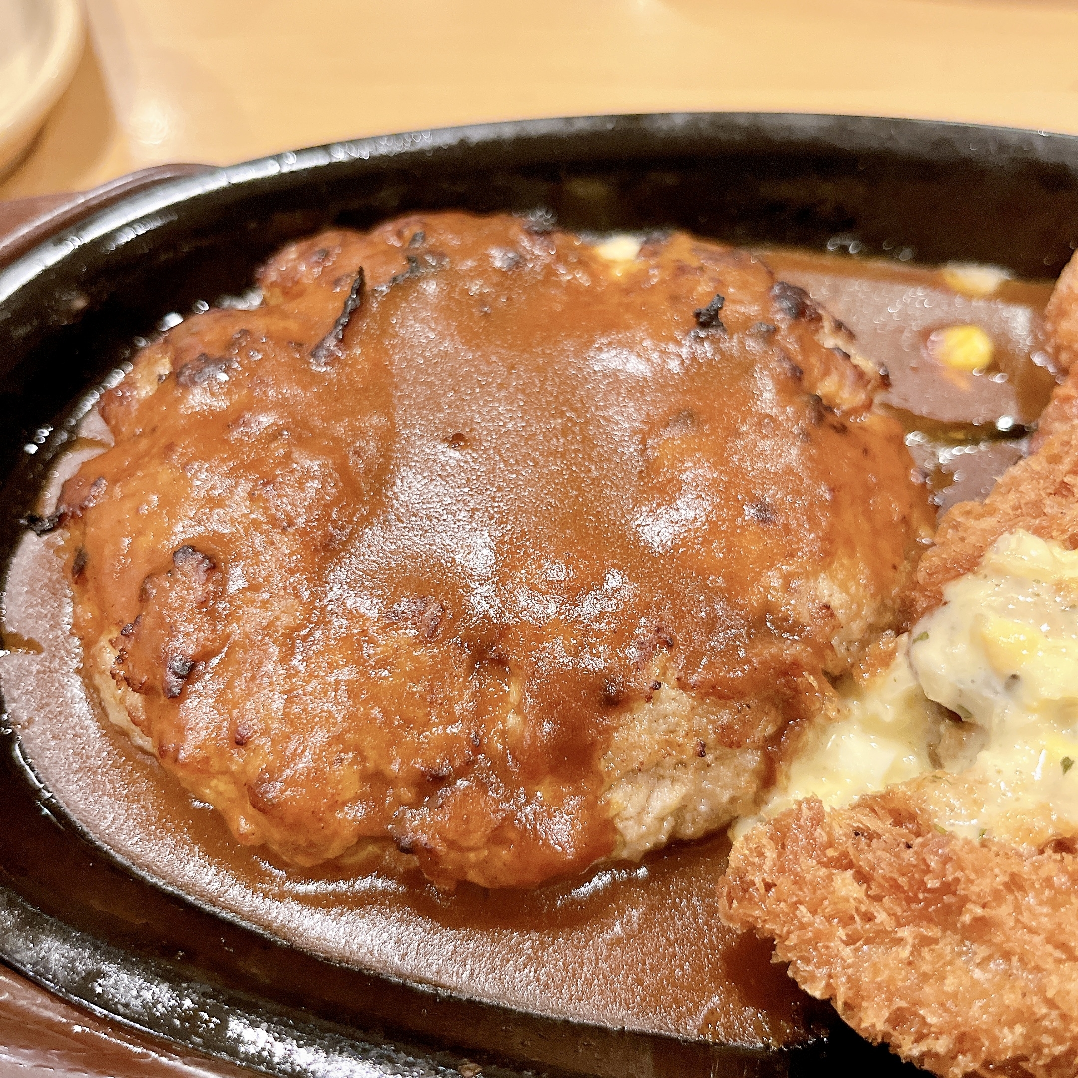 ガストのおすすめメニュー「チーズINハンバーグ＆カキフライ」