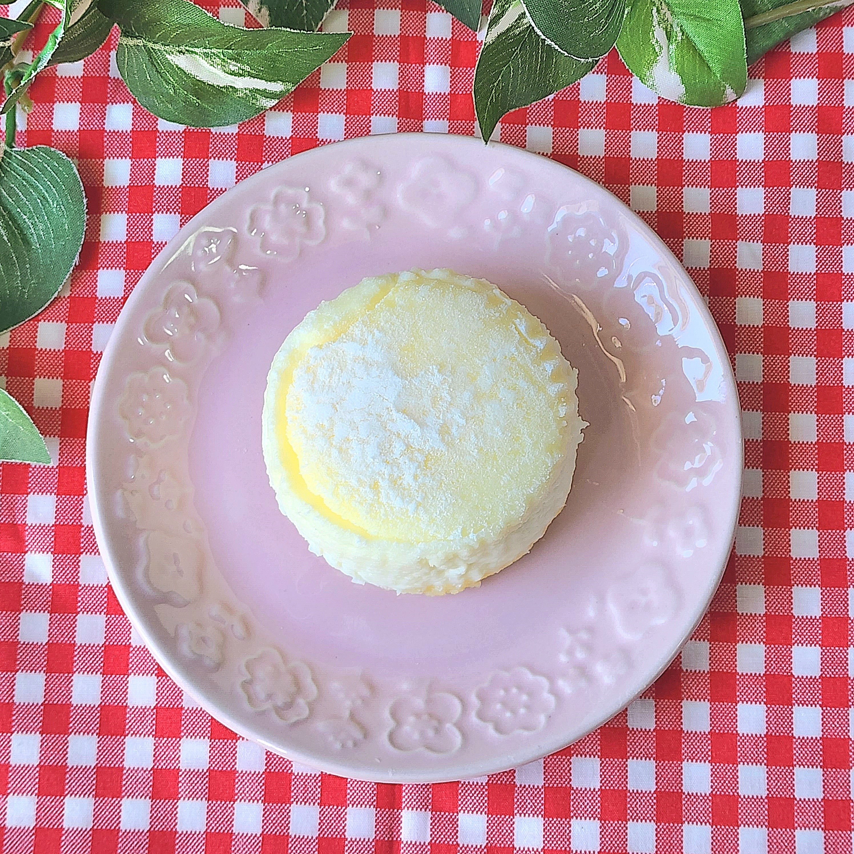 LAWSON(ローソン)のおすすめスイーツ「白いスフレチーズケーキ」