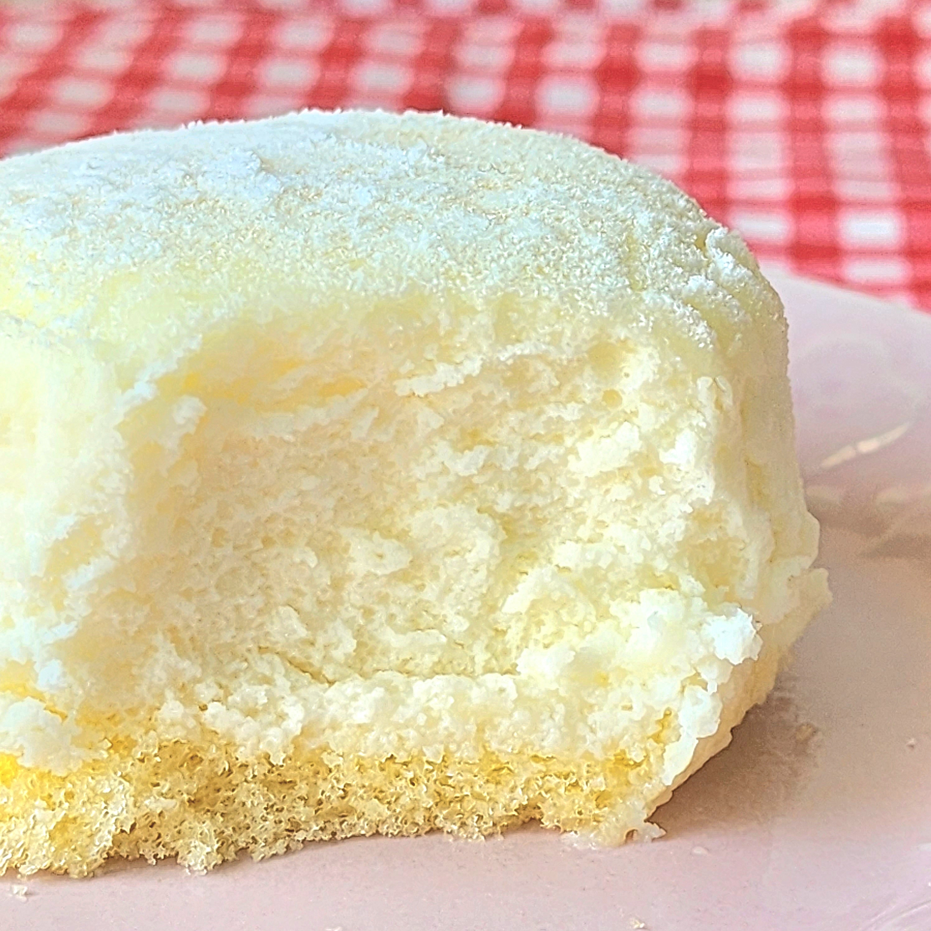 LAWSON(ローソン)のおすすめスイーツ「白いスフレチーズケーキ」