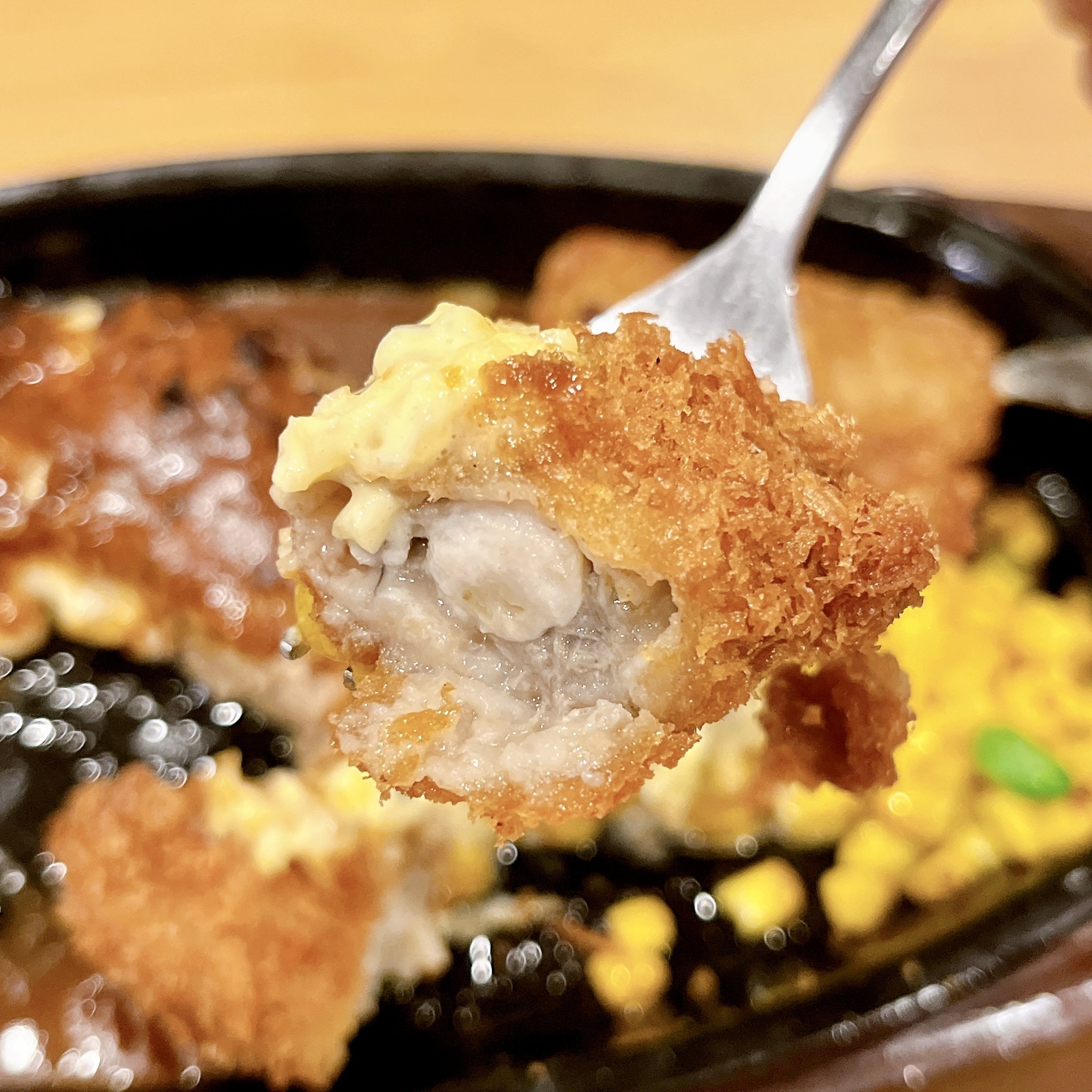 ガストのおすすめメニュー「チーズINハンバーグ＆カキフライ」
