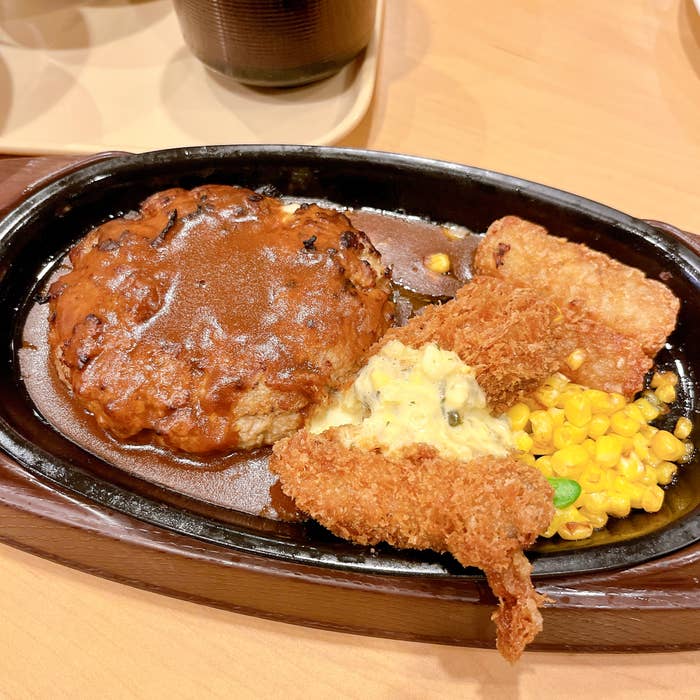 ガストのおすすめメニュー「チーズINハンバーグ＆カキフライ」