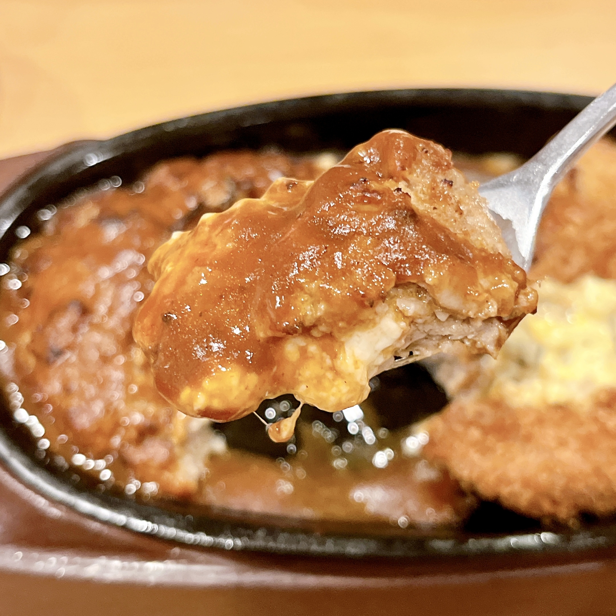 ガストのおすすめメニュー「チーズINハンバーグ＆カキフライ」