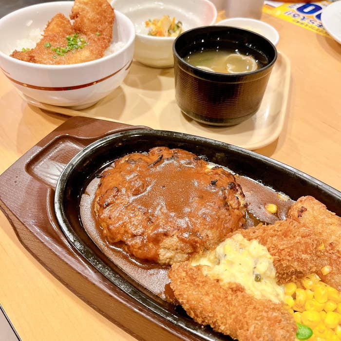 ガストのおすすめメニュー「チーズINハンバーグ＆カキフライ」