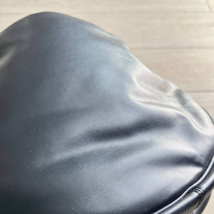 ユニクロのおすすめファッション雑貨「レザータッチラウンドバッグ」