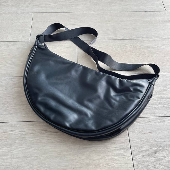 ユニクロのおすすめファッション雑貨「レザータッチラウンドバッグ」