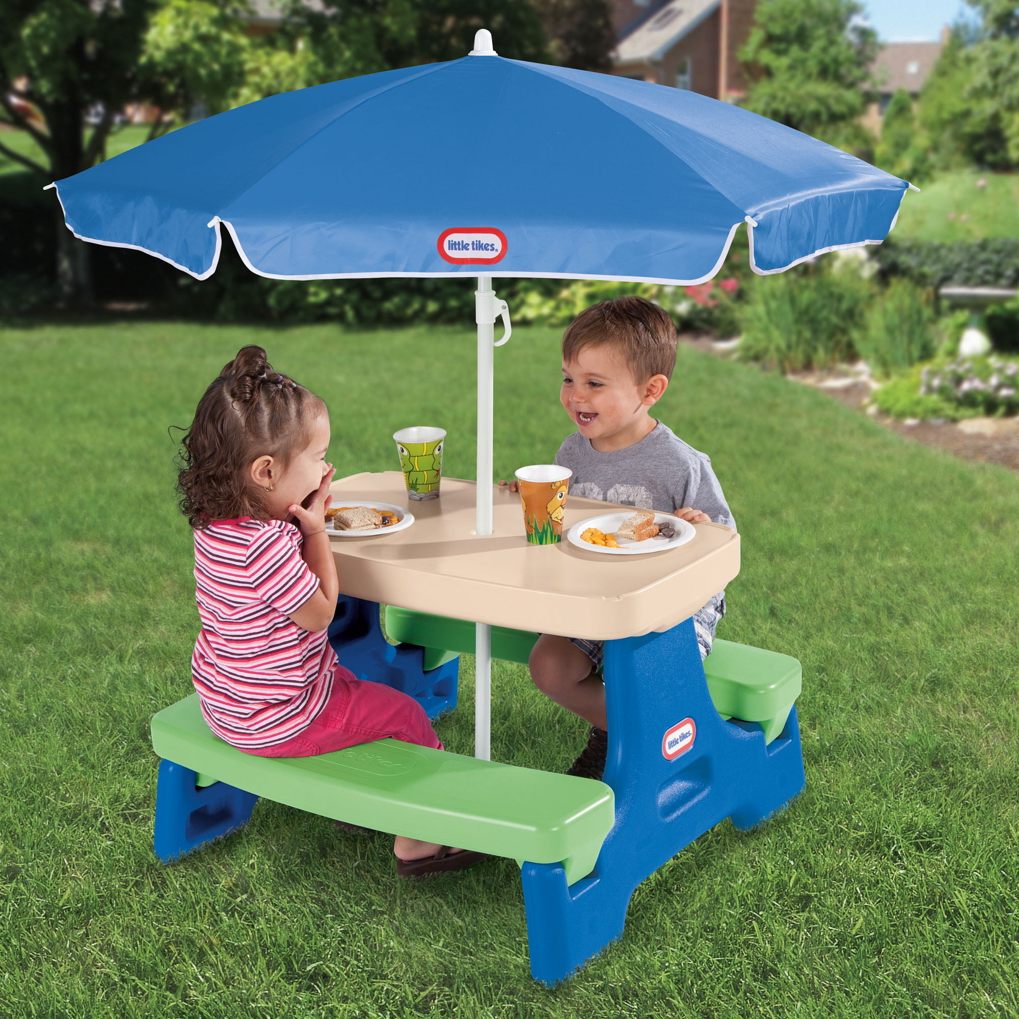 Two toddlers sitting at the picnic table