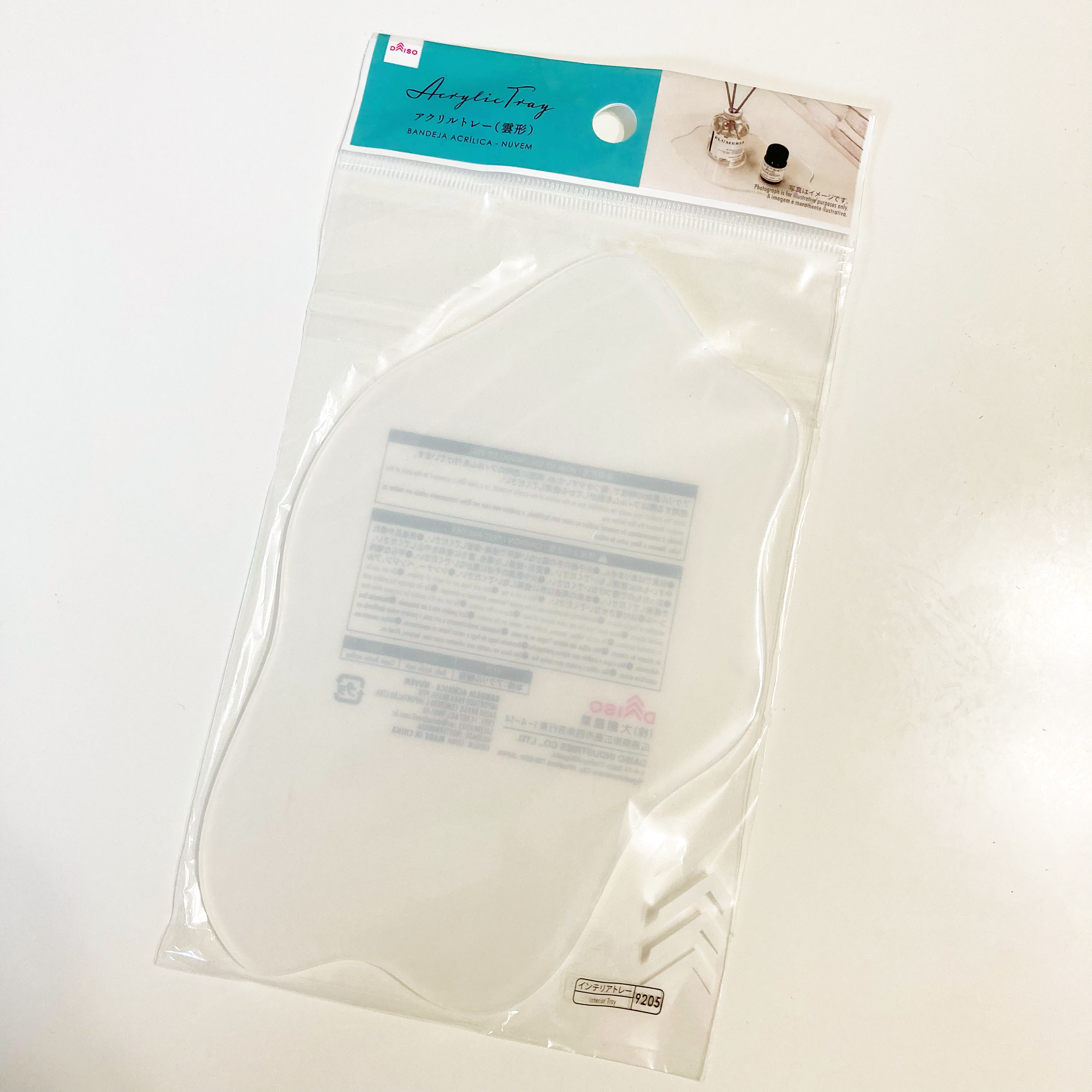 DAISO(ダイソー)のおしゃれアイテム「アクリルトレー(雲形)」