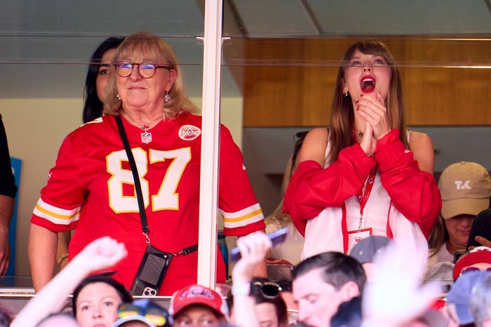 Taylor and Travis&#x27;s mom in the suite