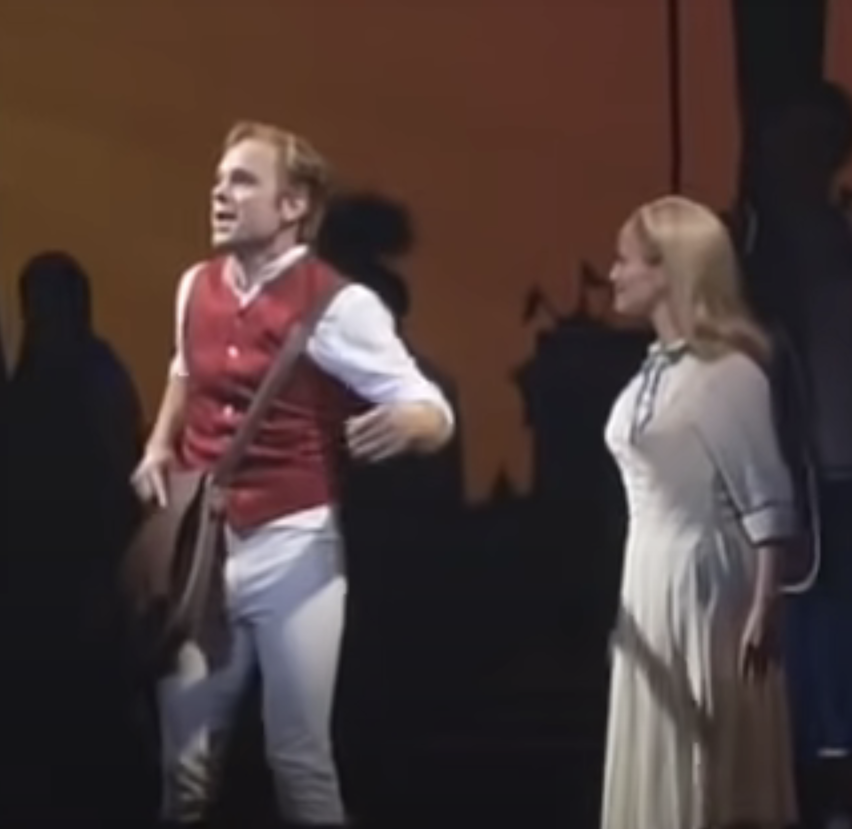 Fiyero and Glinda onstage