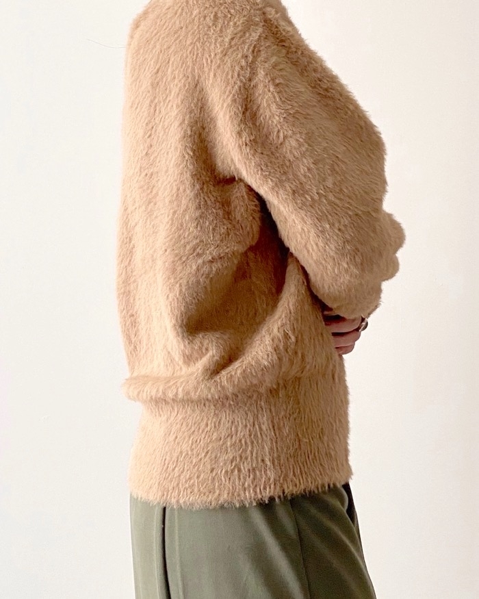 GUのオススメのセーター「フェザーヤーンボートネックセーター（長袖）Z+E」