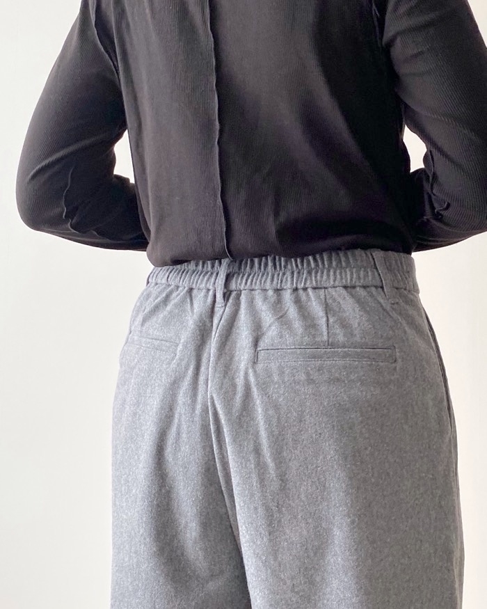 無印良品のオススメのパンツ「ストレッチ起毛タックパンツ」