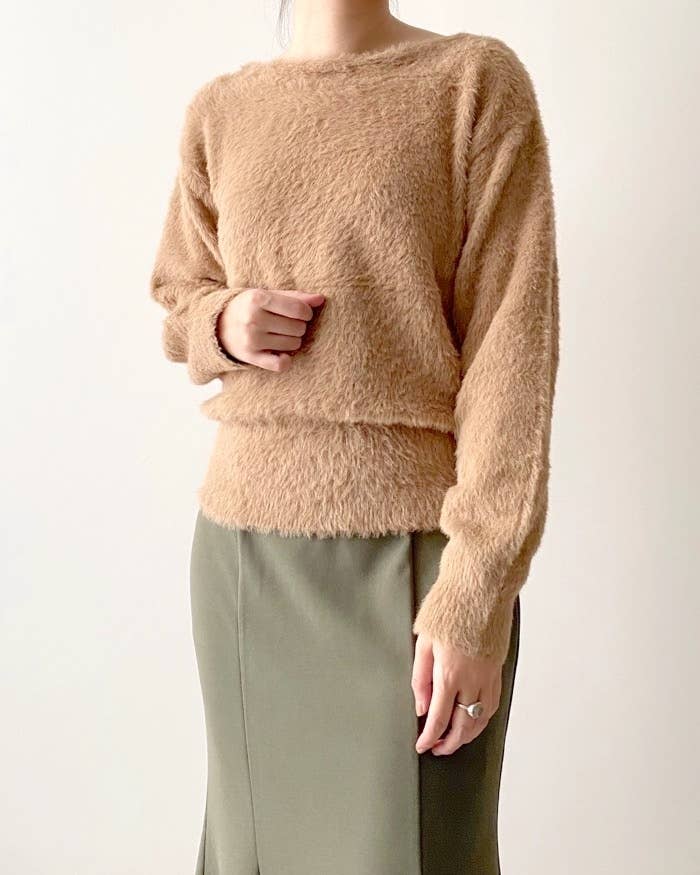 GUのオススメのセーター「フェザーヤーンボートネックセーター（長袖）Z+E」