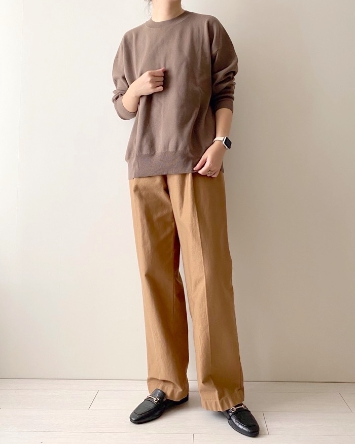 無印良品のオススメのトップス「洗えるミラノリブ編みクルーネックセーター」のコーディネート