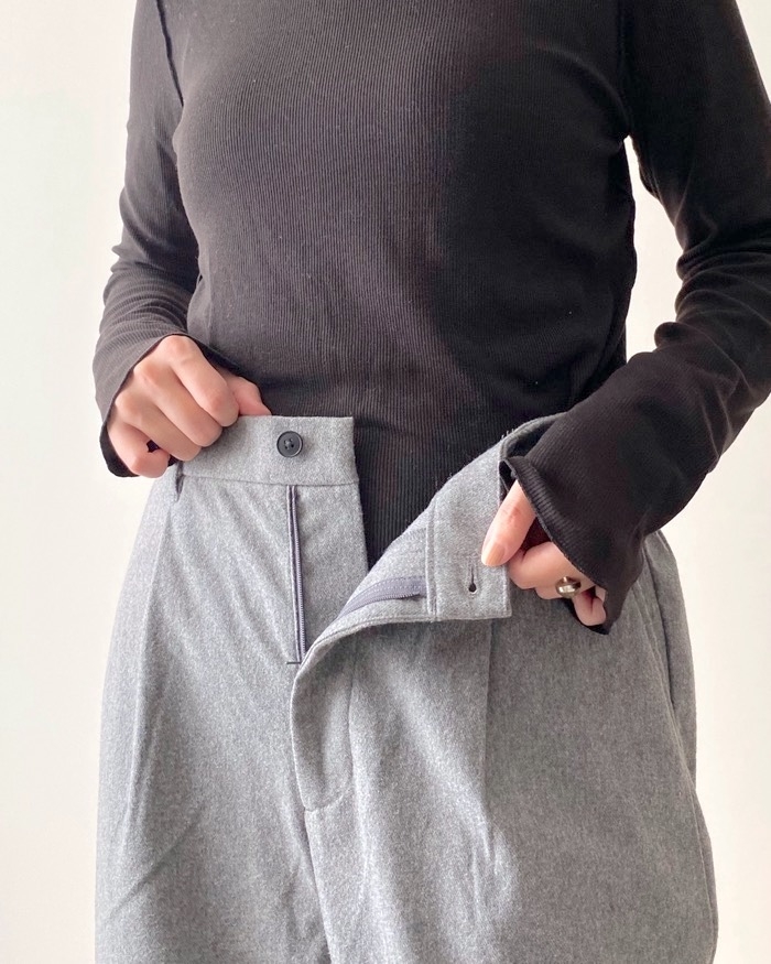 無印良品のオススメのパンツ「ストレッチ起毛タックパンツ」