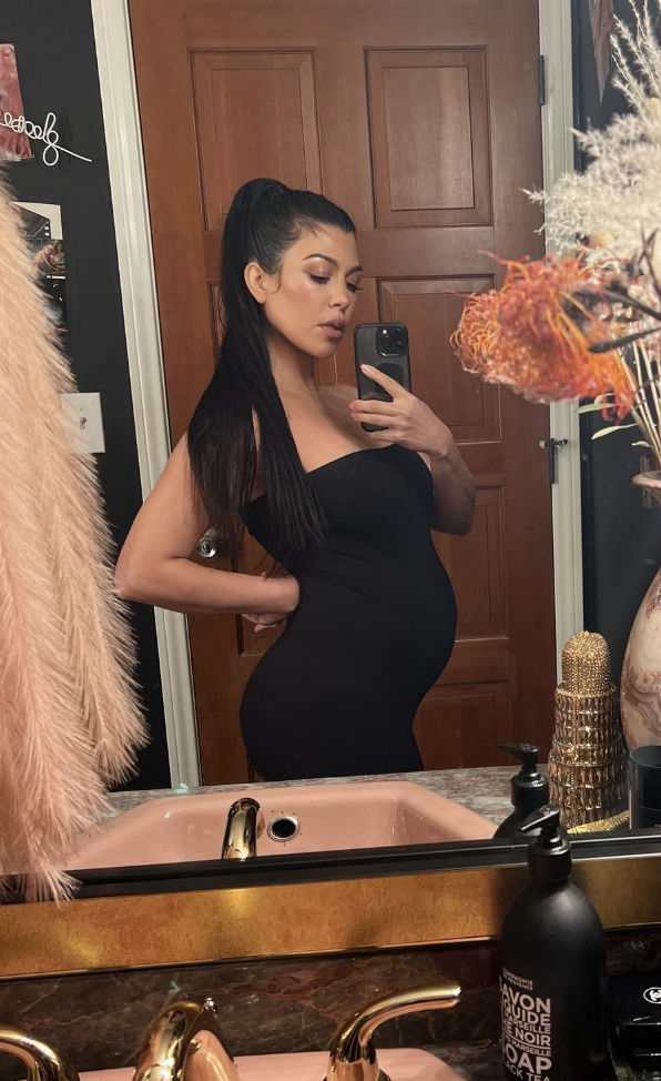 kourt taking a mirror selfie of her pregnant belly
