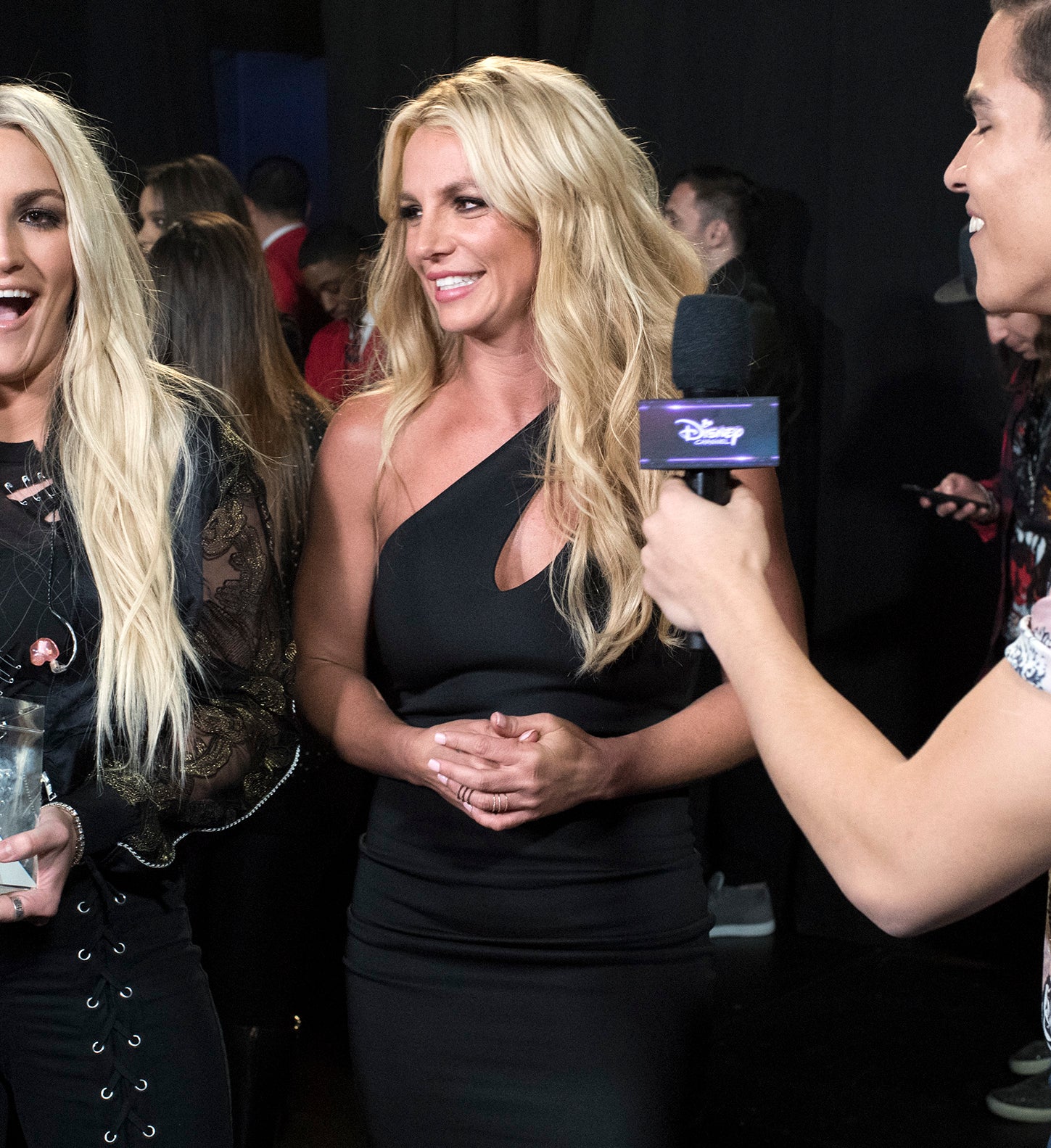 britney looking proudly at her sister as jamie lynn holds an award