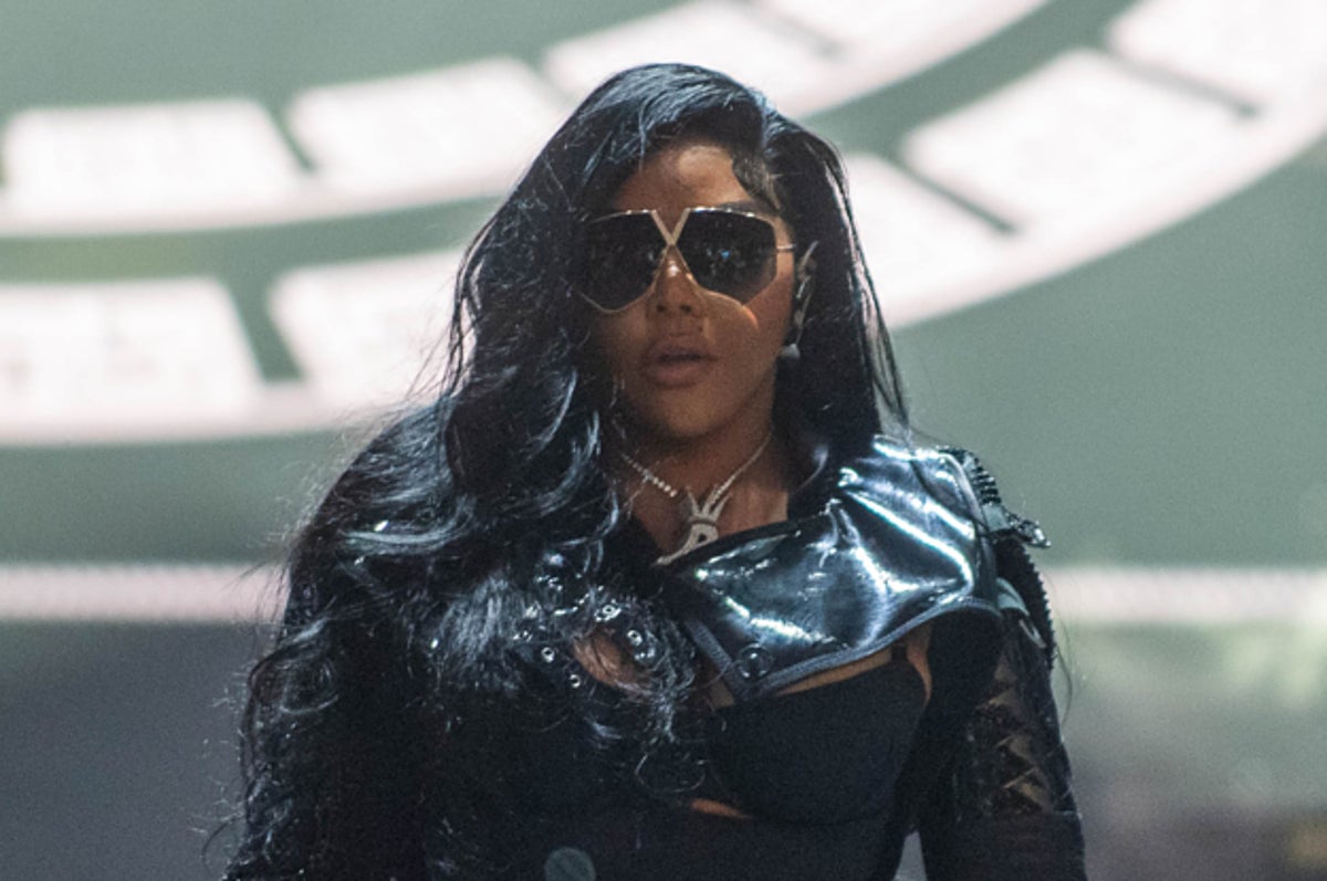 Lil' Kim Launches Her Underwear Into Audience During Performance