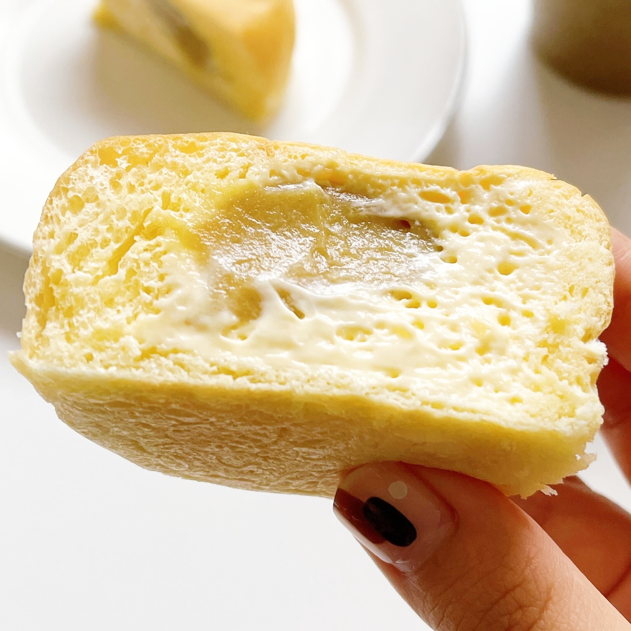 FamilyMart(ファミリーマート)のオススメのパン「八天堂 冷やして食べるとろけるくりーむパン 紅はるか」