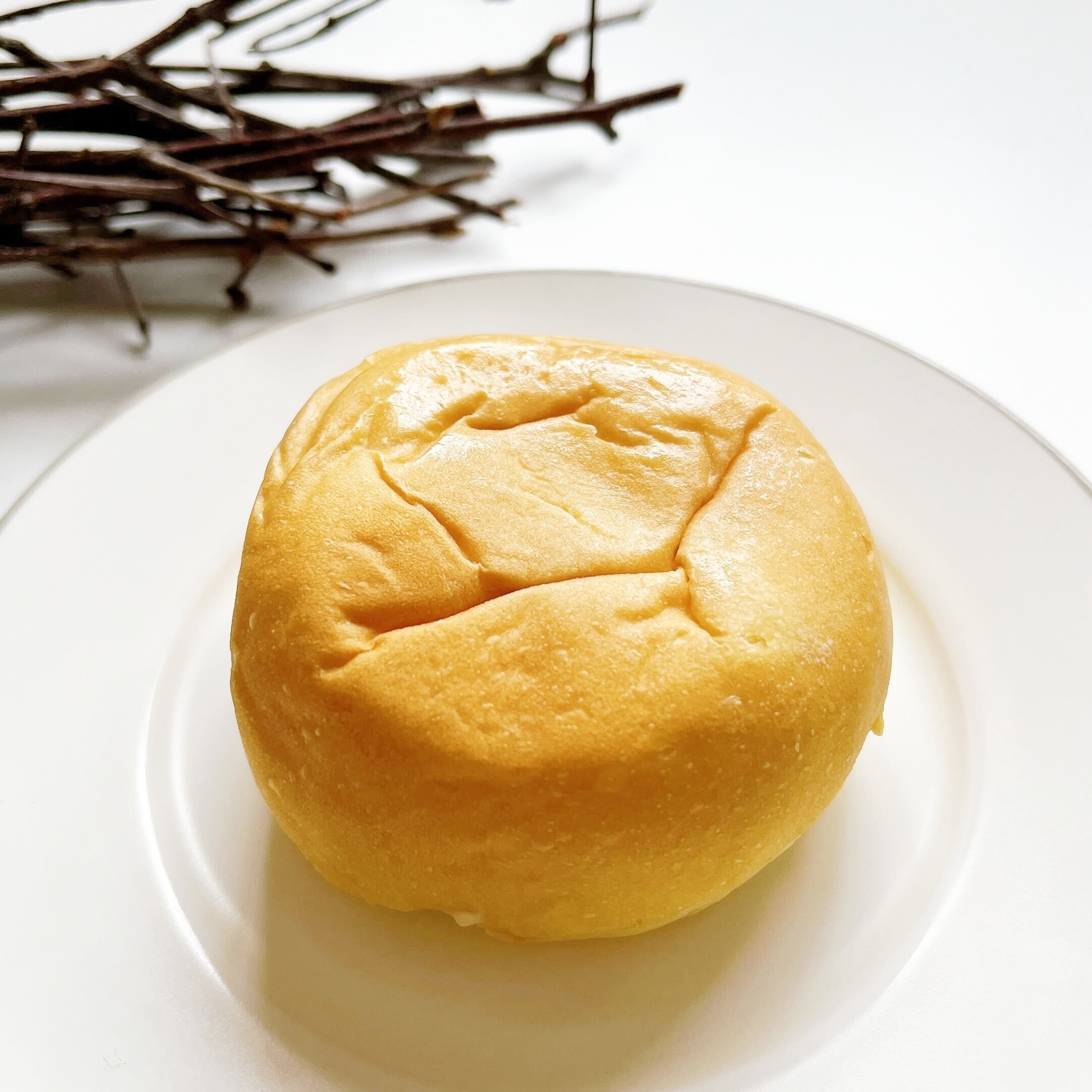 FamilyMart(ファミリーマート)のオススメのパン「八天堂 冷やして食べるとろけるくりーむパン 紅はるか」