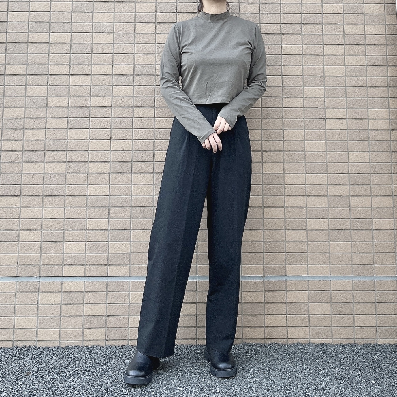 ZARAの万能トップス「クロップド ハイネック Tシャツ」