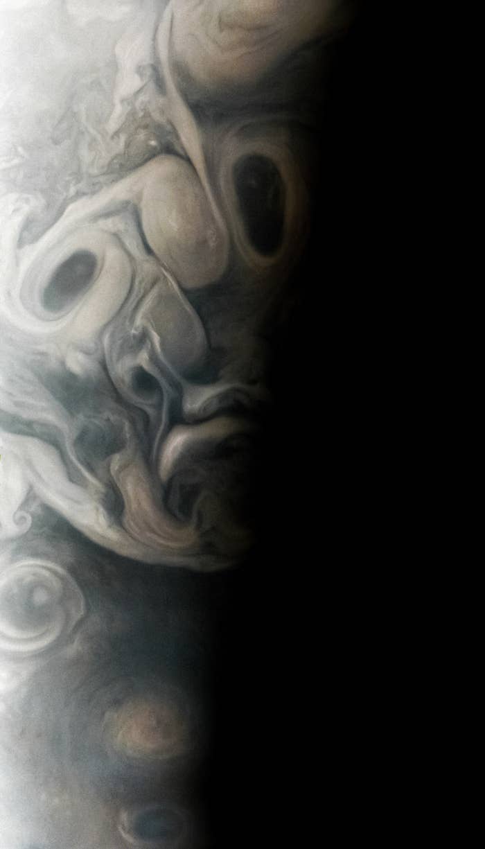 ジュノー探査機が撮影。木星に現れた「不気味な顔」の写真
