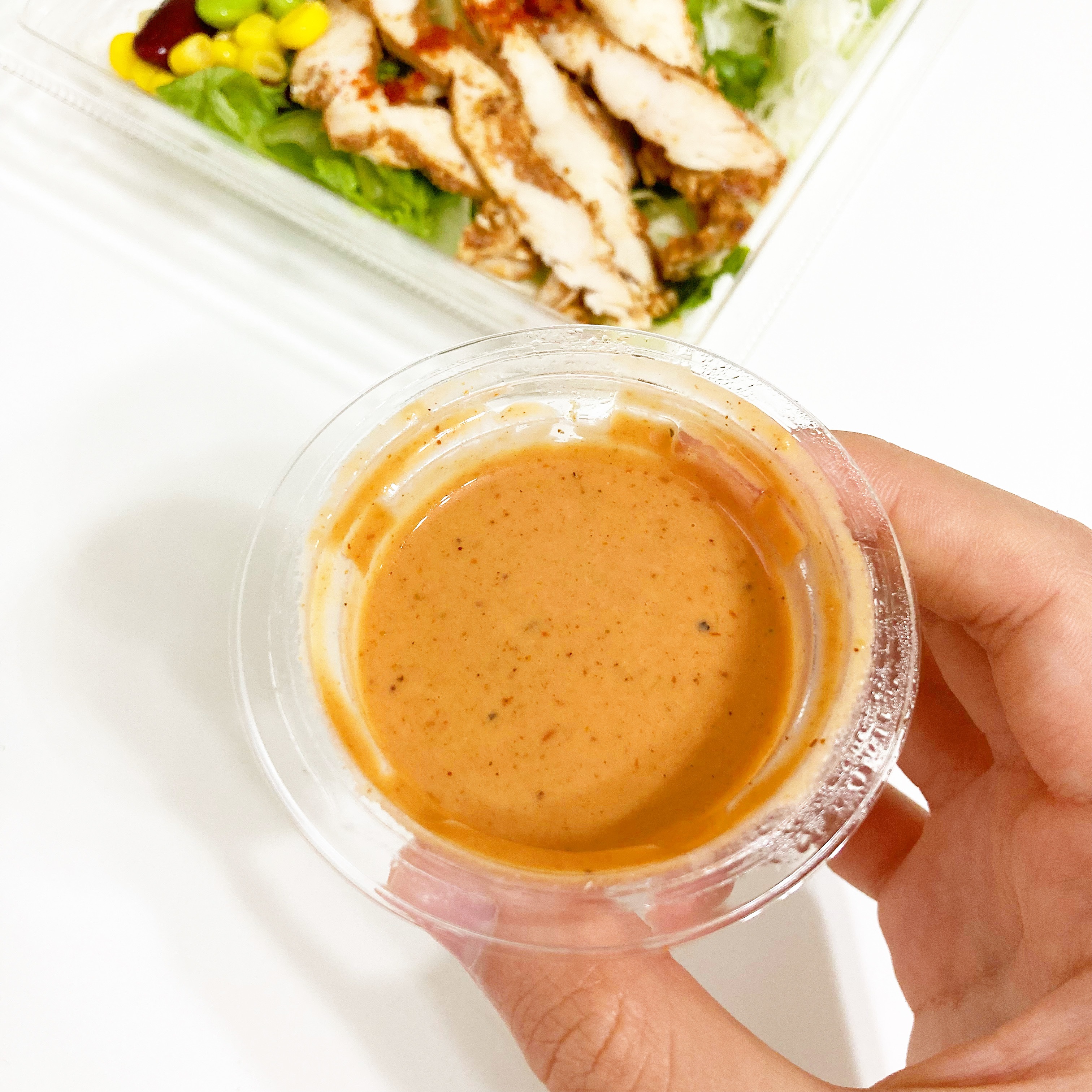 セブン-イレブンの新商品「チリミート&スパイスチキンのサラダ」