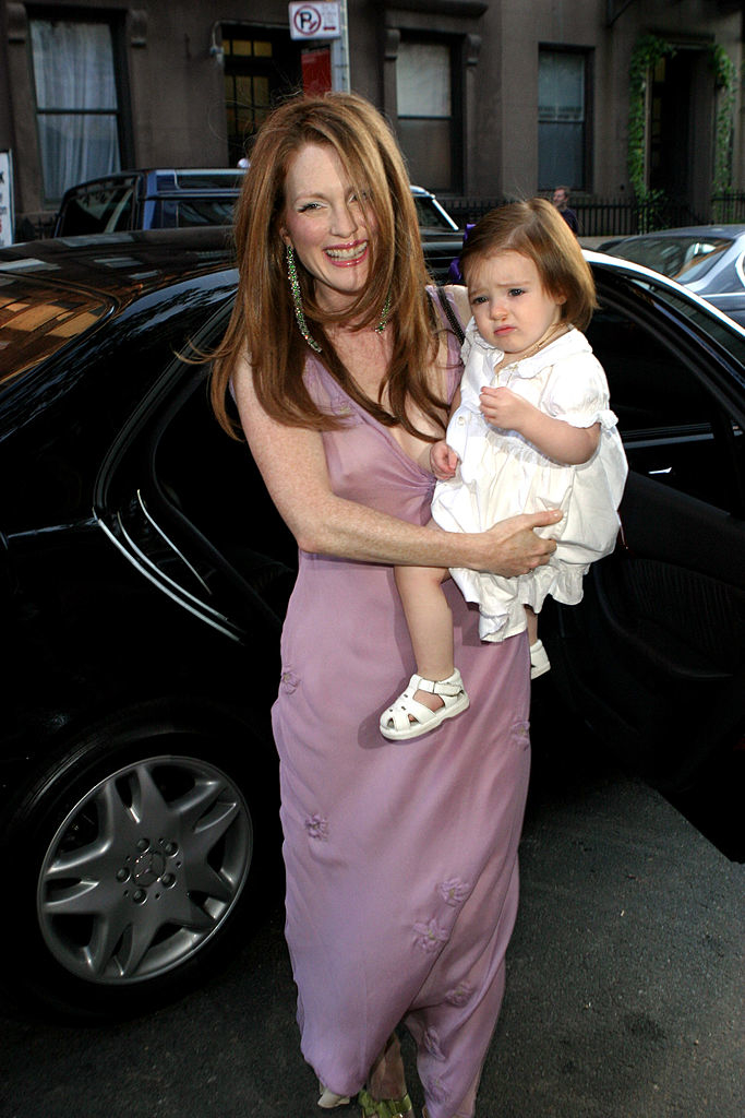 she&#x27;s holding her daughter as she arrives to the wedding