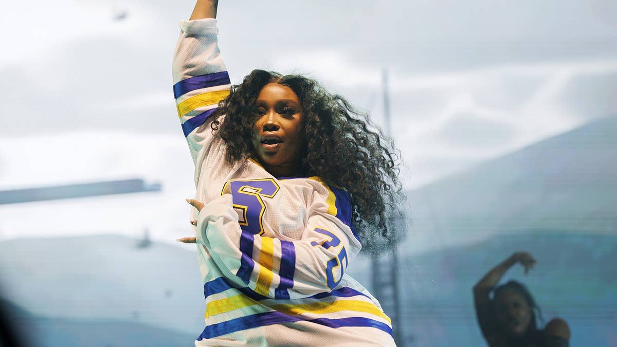 "I try to make sure n***as know ‘I hear you, I see you. I have time to stop for you. Yes, we can smoke together, you can come backstage,'" SZA revealed.