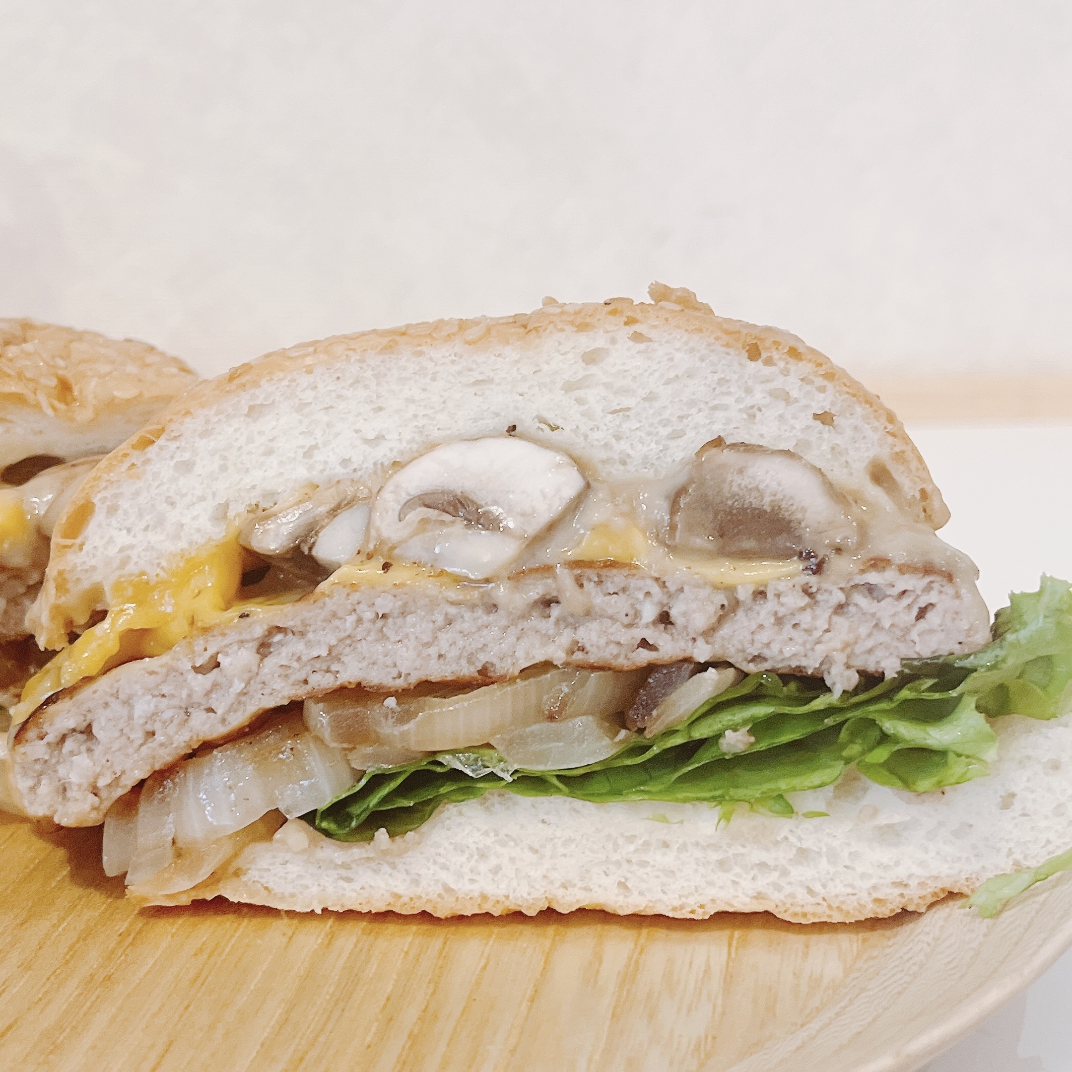 フレッシュネスバーガーのオススメのバーガー「マッシュルームチーズバーガー ~ポルチーニクリームソース~」