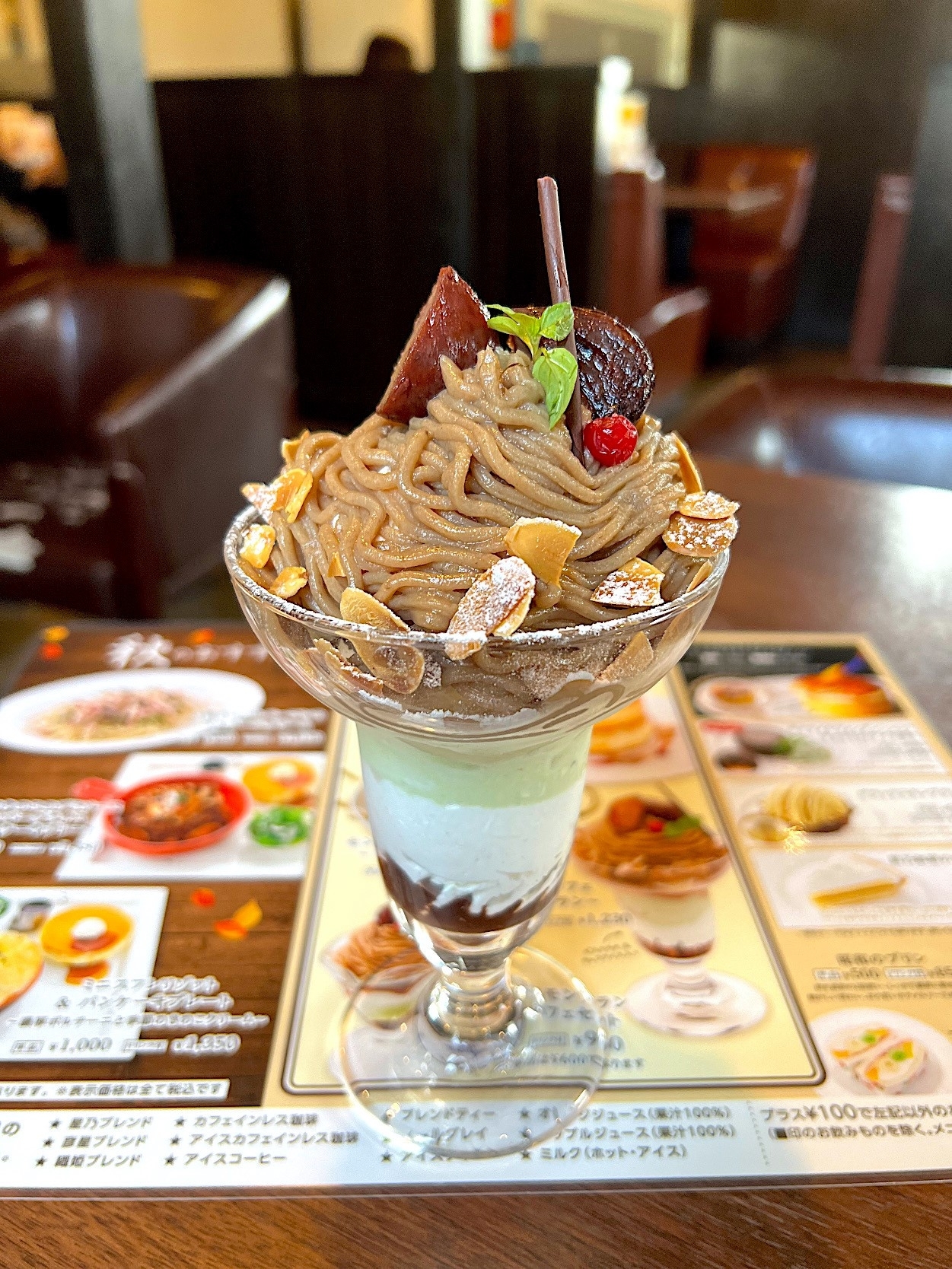 星乃珈琲店のオススメのスイーツ「季節のパフェ~モンブラン~」