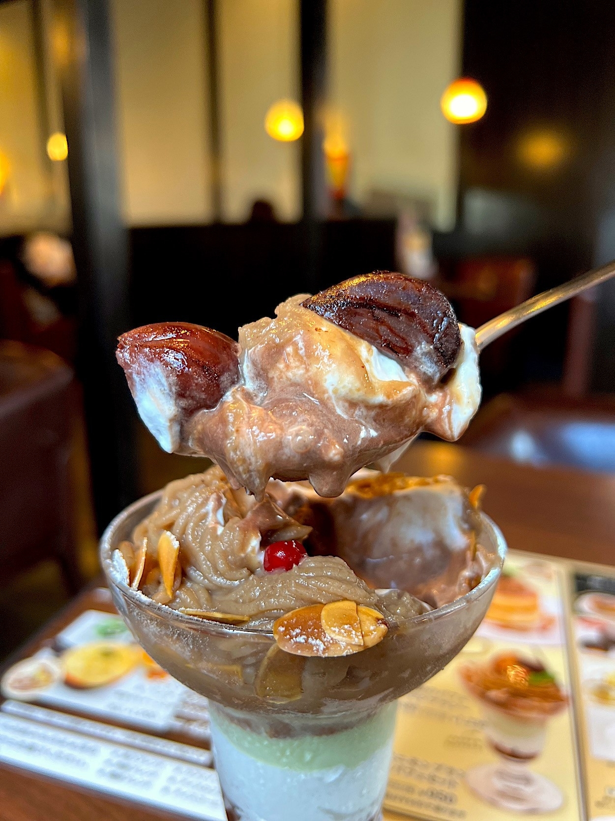 星乃珈琲店のオススメのスイーツ「季節のパフェ~モンブラン~」