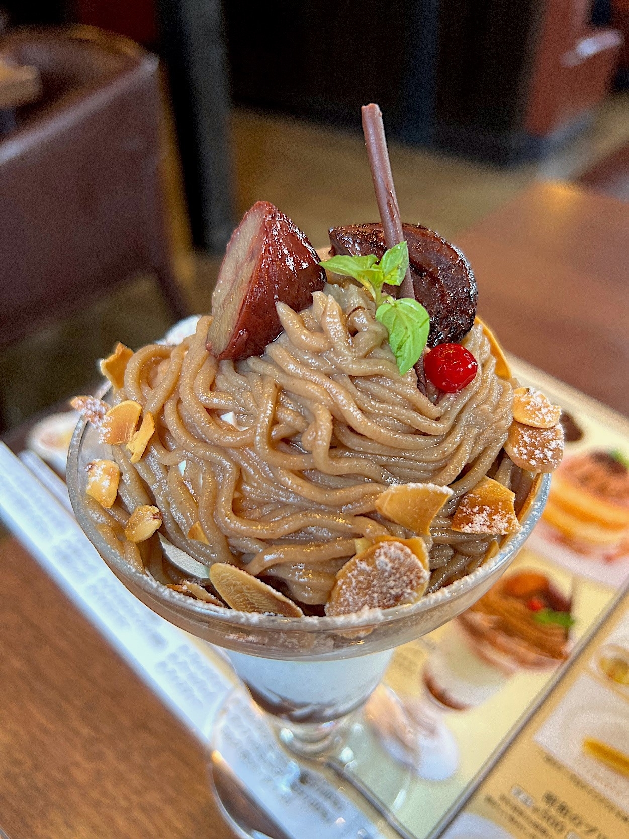 星乃珈琲店のオススメのスイーツ「季節のパフェ~モンブラン~」