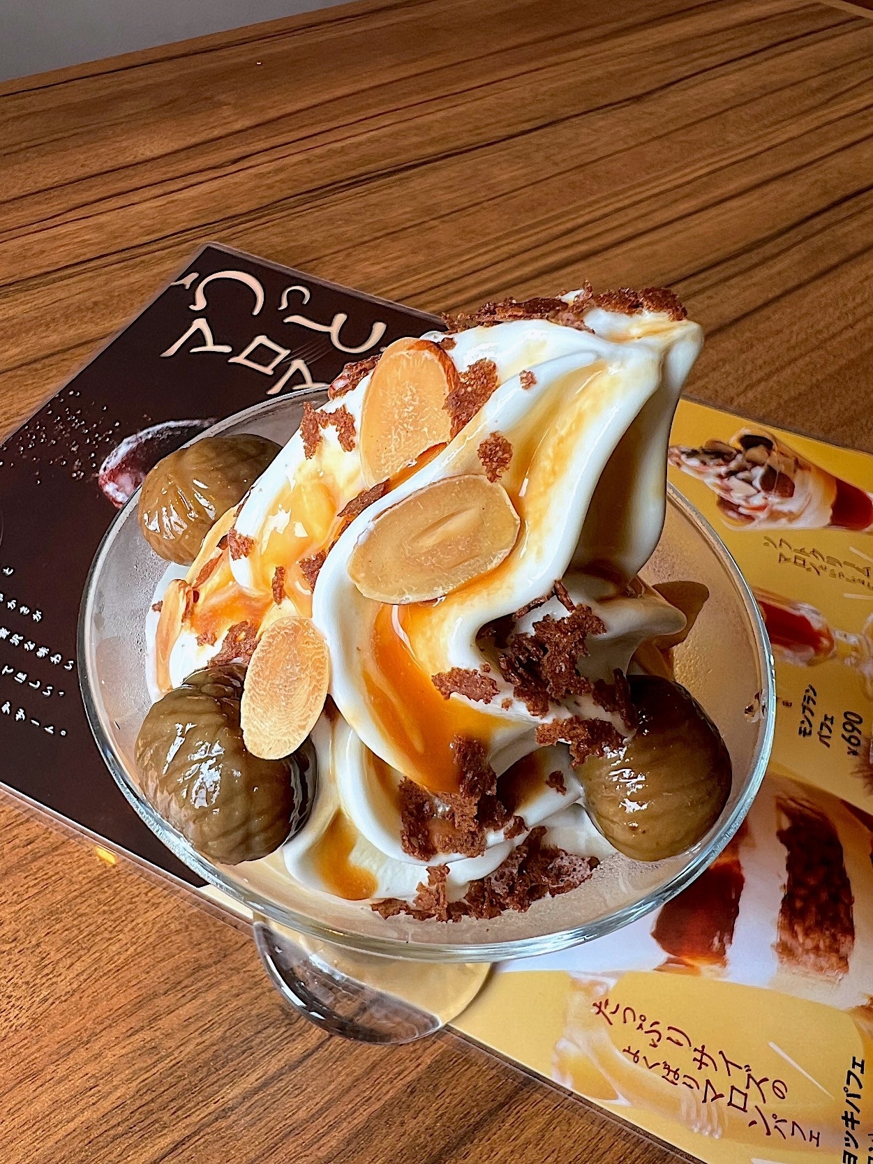 びっくりドンキーのオススメのスイーツ「マロンの塩キャラメルパフェ」