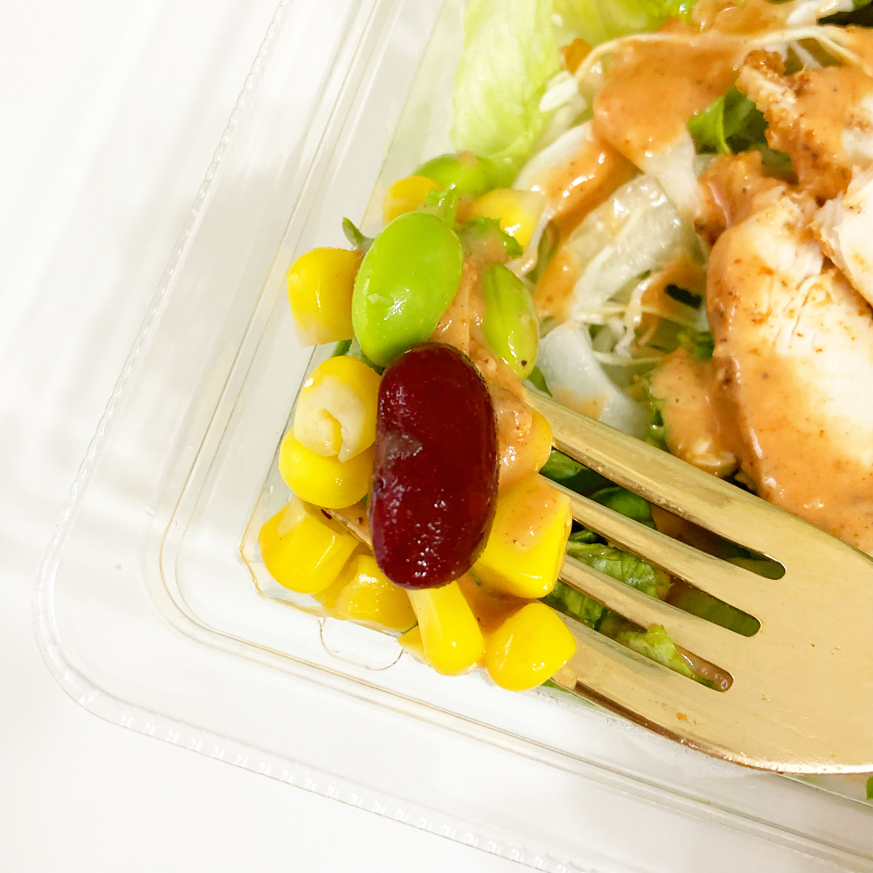 セブン-イレブンの新商品「チリミート&スパイスチキンのサラダ」