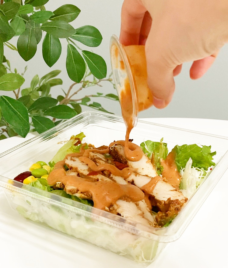 セブン-イレブンの新商品「チリミート&スパイスチキンのサラダ」