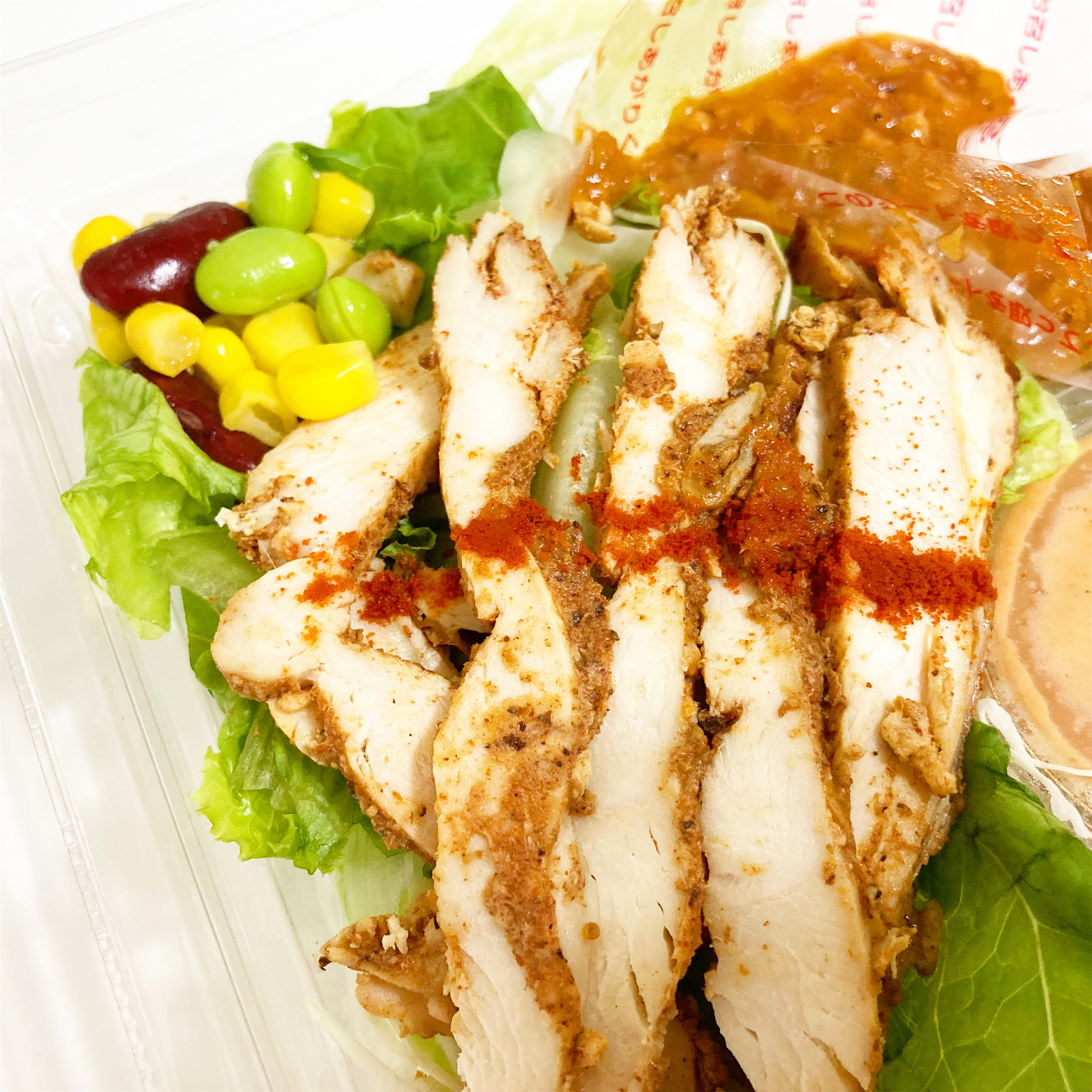 セブン-イレブンの新商品「チリミート&スパイスチキンのサラダ」