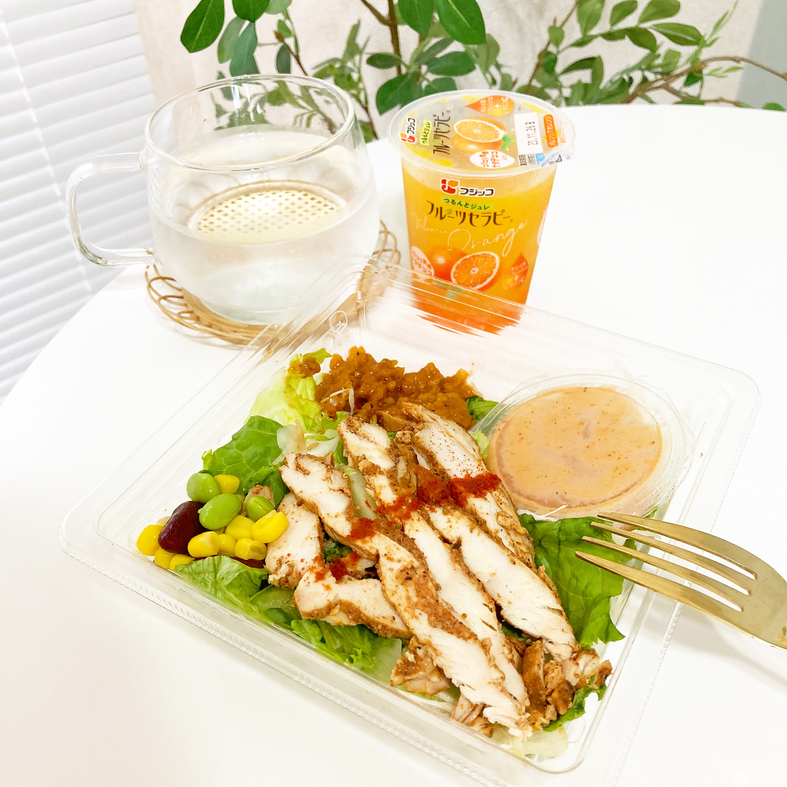 セブン-イレブンの新商品「チリミート&スパイスチキンのサラダ」