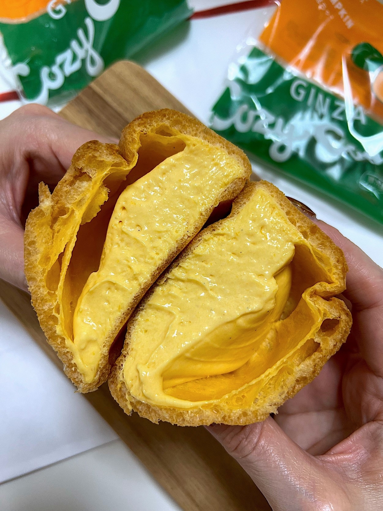 コージーコーナーのオススメのスイーツ「ジャンボシュークリーム（北海道かぼちゃ）」