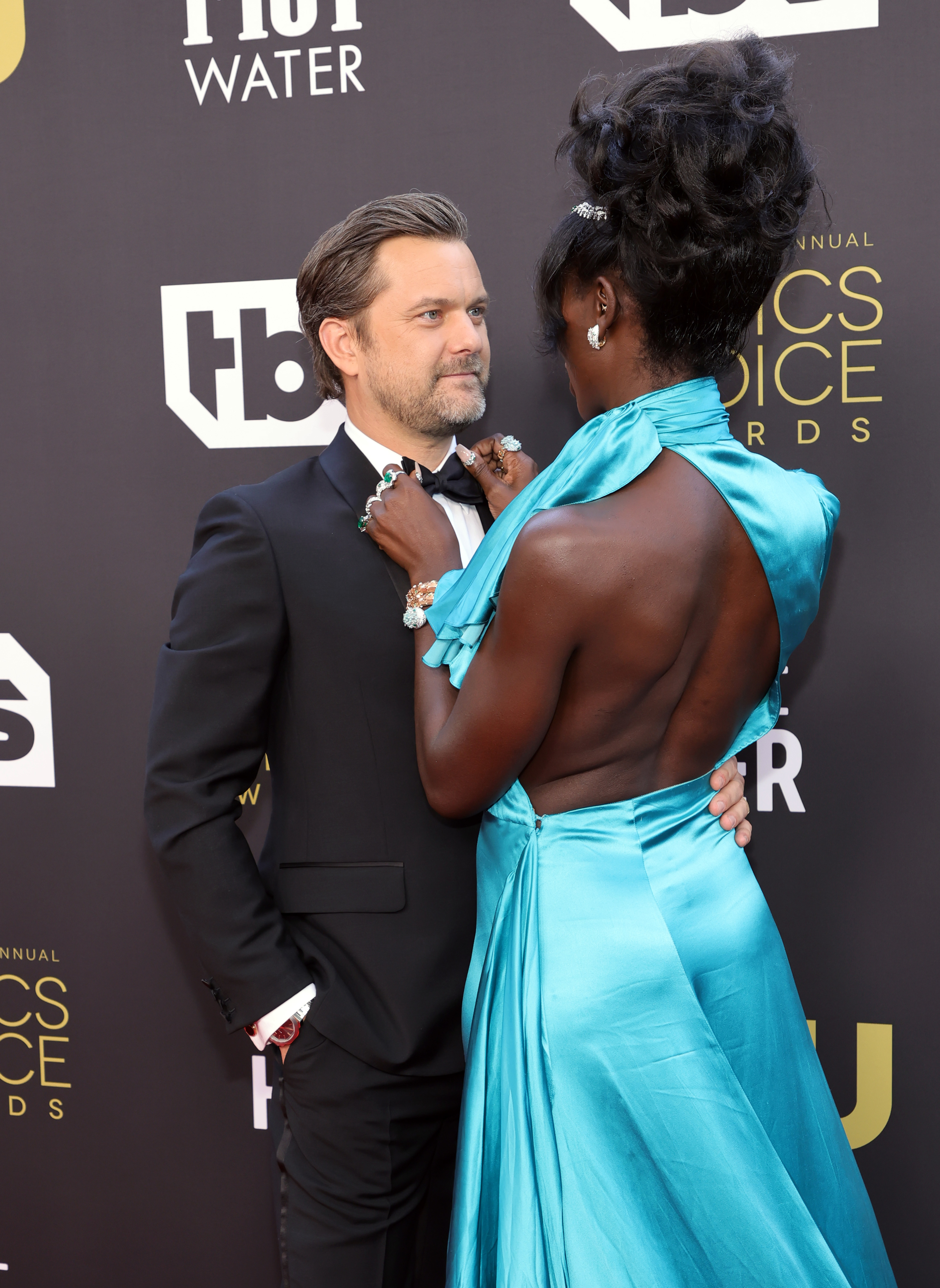 jodie fixing his tie on the red carpet