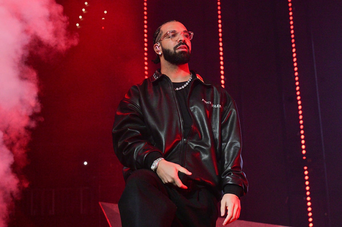 Drake's jacket is lined with an old Raptors jersey (PHOTO