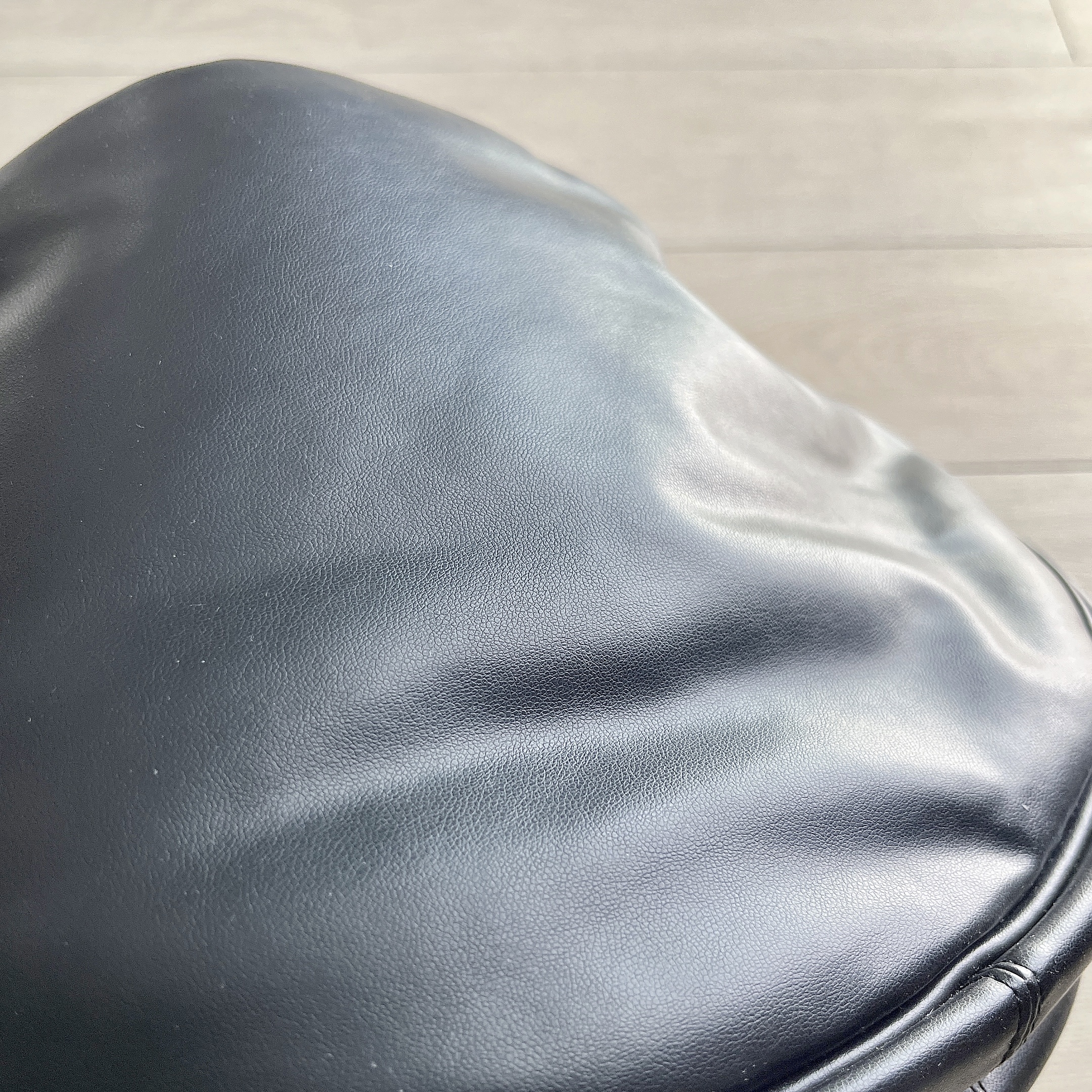 ユニクロのおすすめファッション雑貨「レザータッチラウンドバッグ」