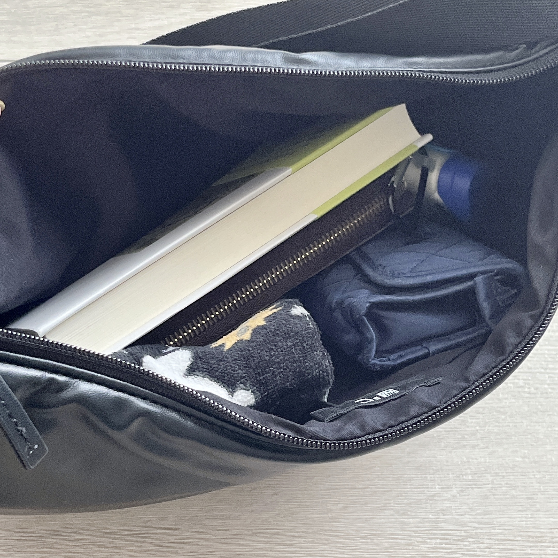 ユニクロのおすすめファッション雑貨「レザータッチラウンドバッグ」