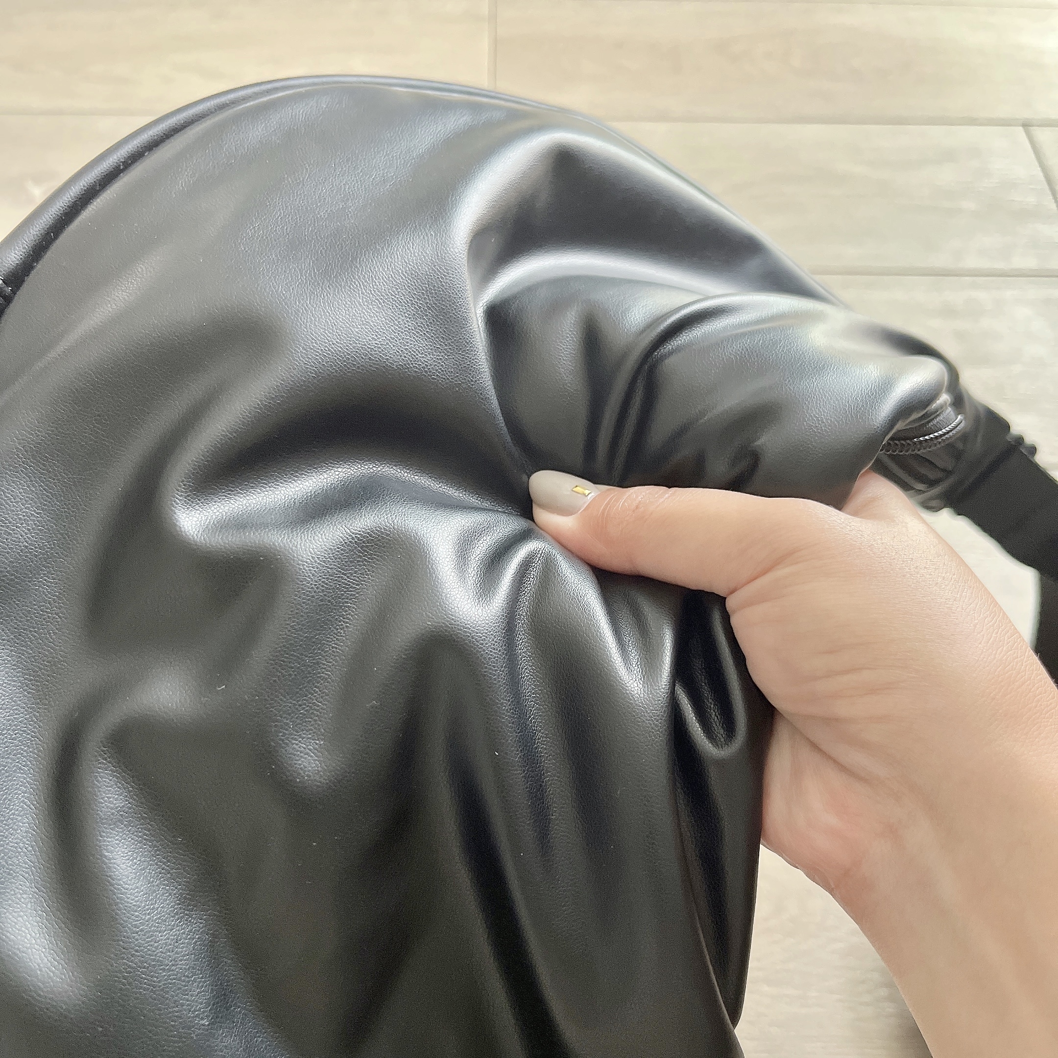 ユニクロのおすすめファッション雑貨「レザータッチラウンドバッグ」