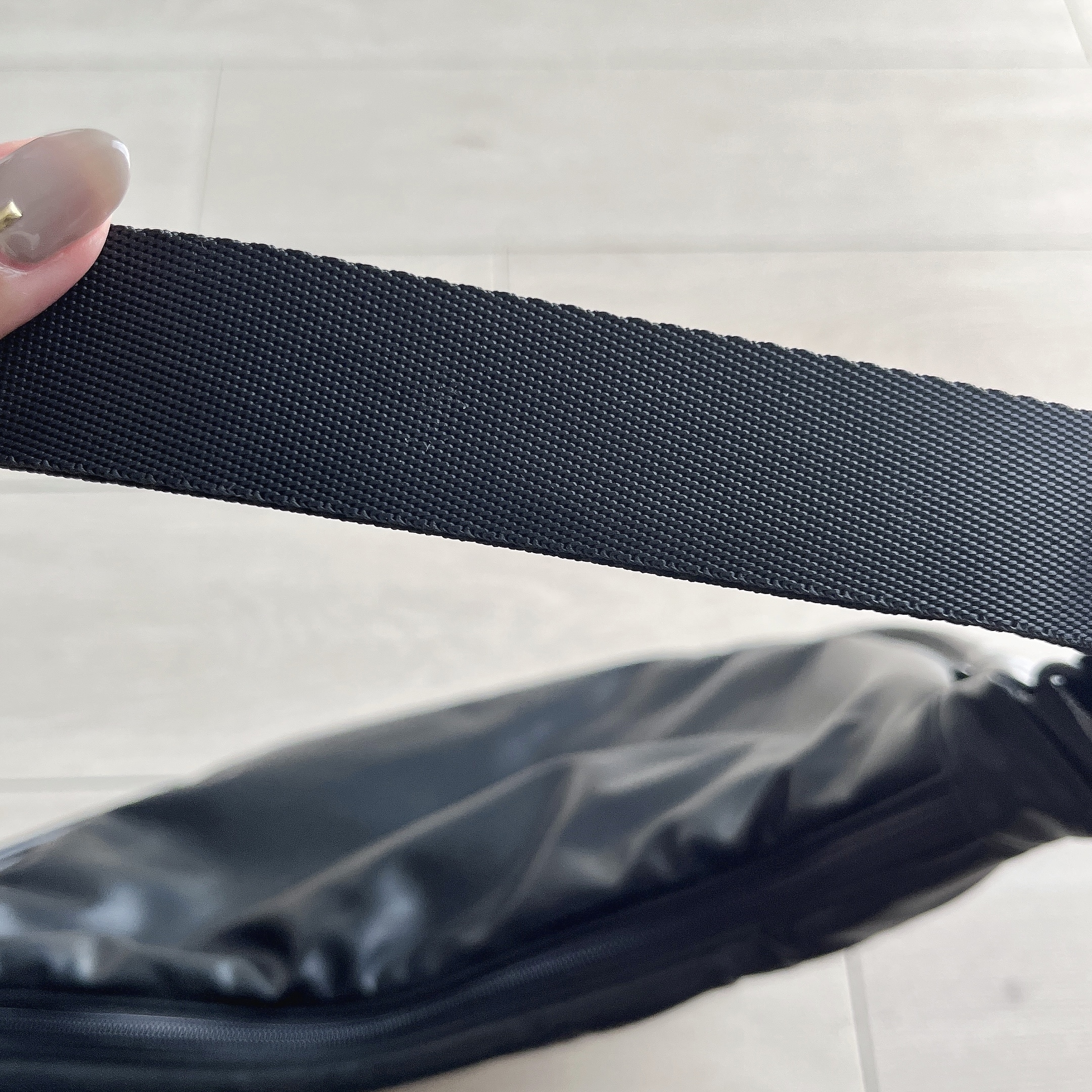 ユニクロのおすすめファッション雑貨「レザータッチラウンドバッグ」