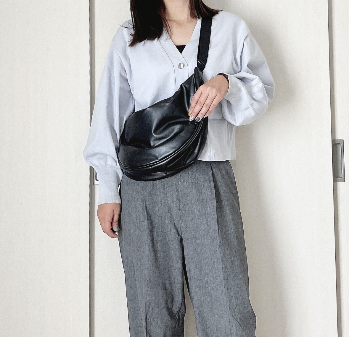 ユニクロのおすすめファッション雑貨「レザータッチラウンドバッグ」