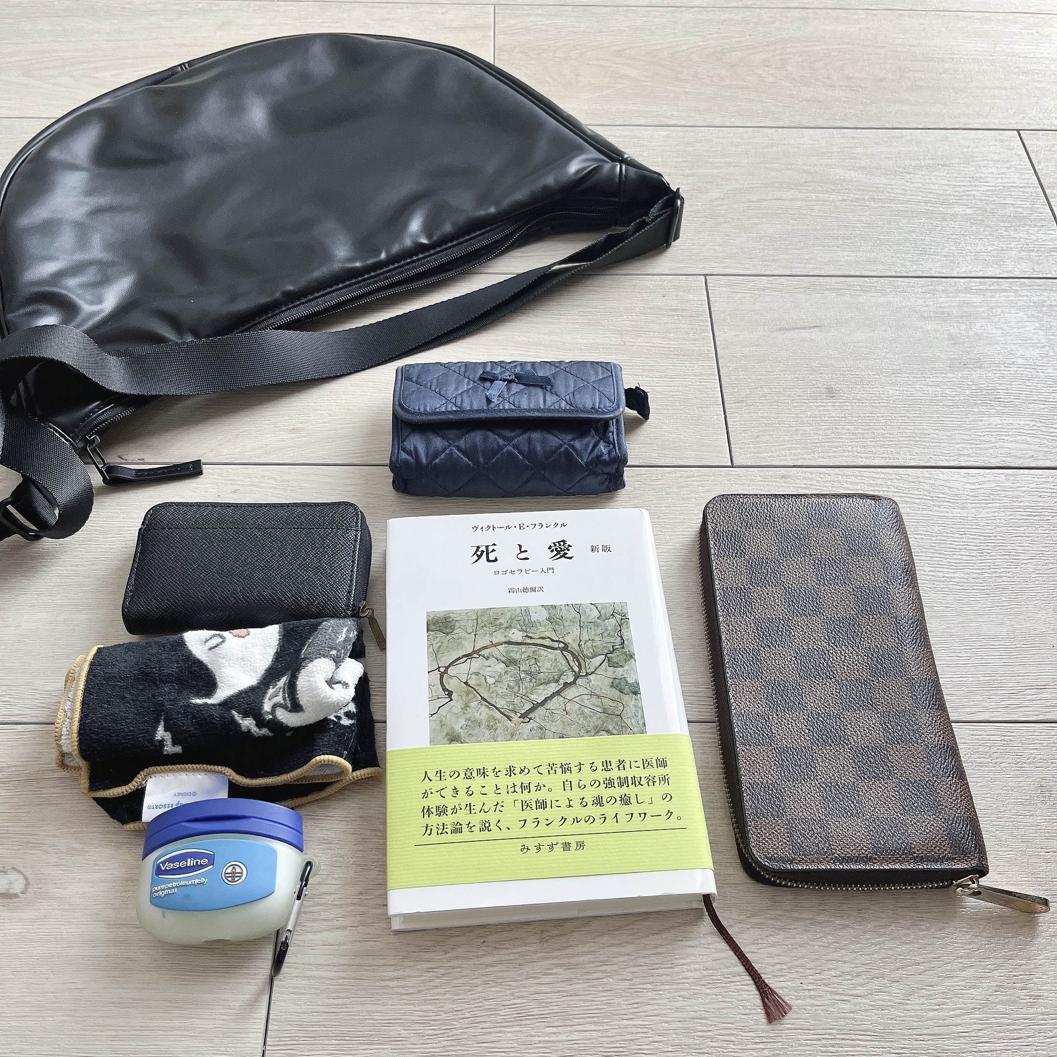 ユニクロのおすすめファッション雑貨「レザータッチラウンドバッグ」