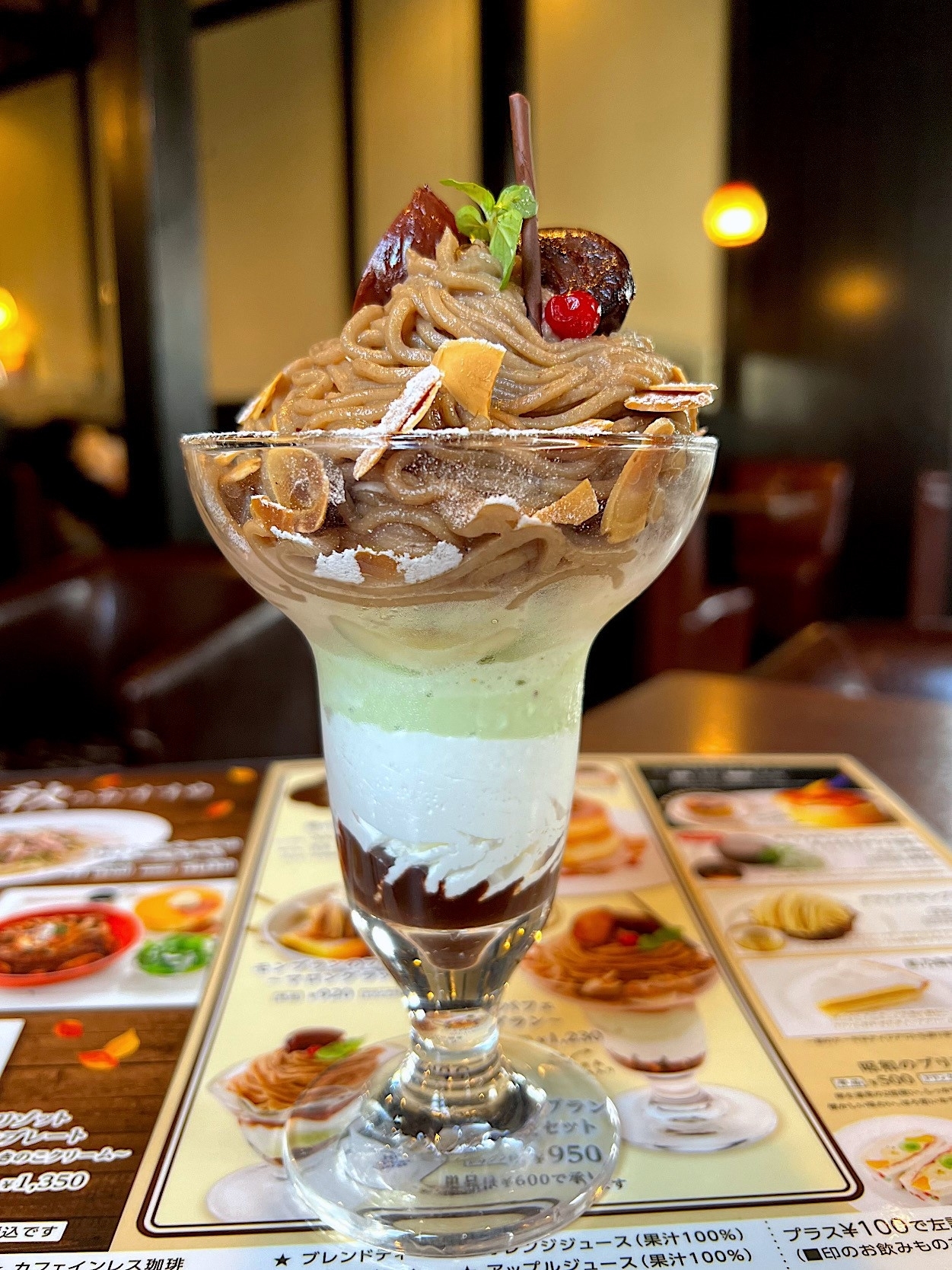 星乃珈琲店のオススメのスイーツ「季節のパフェ～モンブラン～」