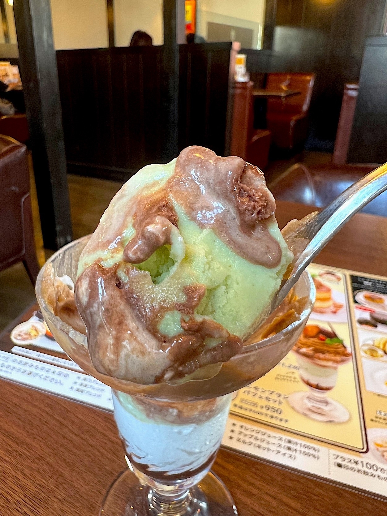 星乃珈琲店のオススメのスイーツ「季節のパフェ～モンブラン～」