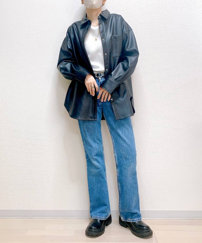 GU(ジーユー)のおすすめのレディースアイテム「フェイクレザーオーバーサイズシャツ(長袖)(セットアップ可能)」